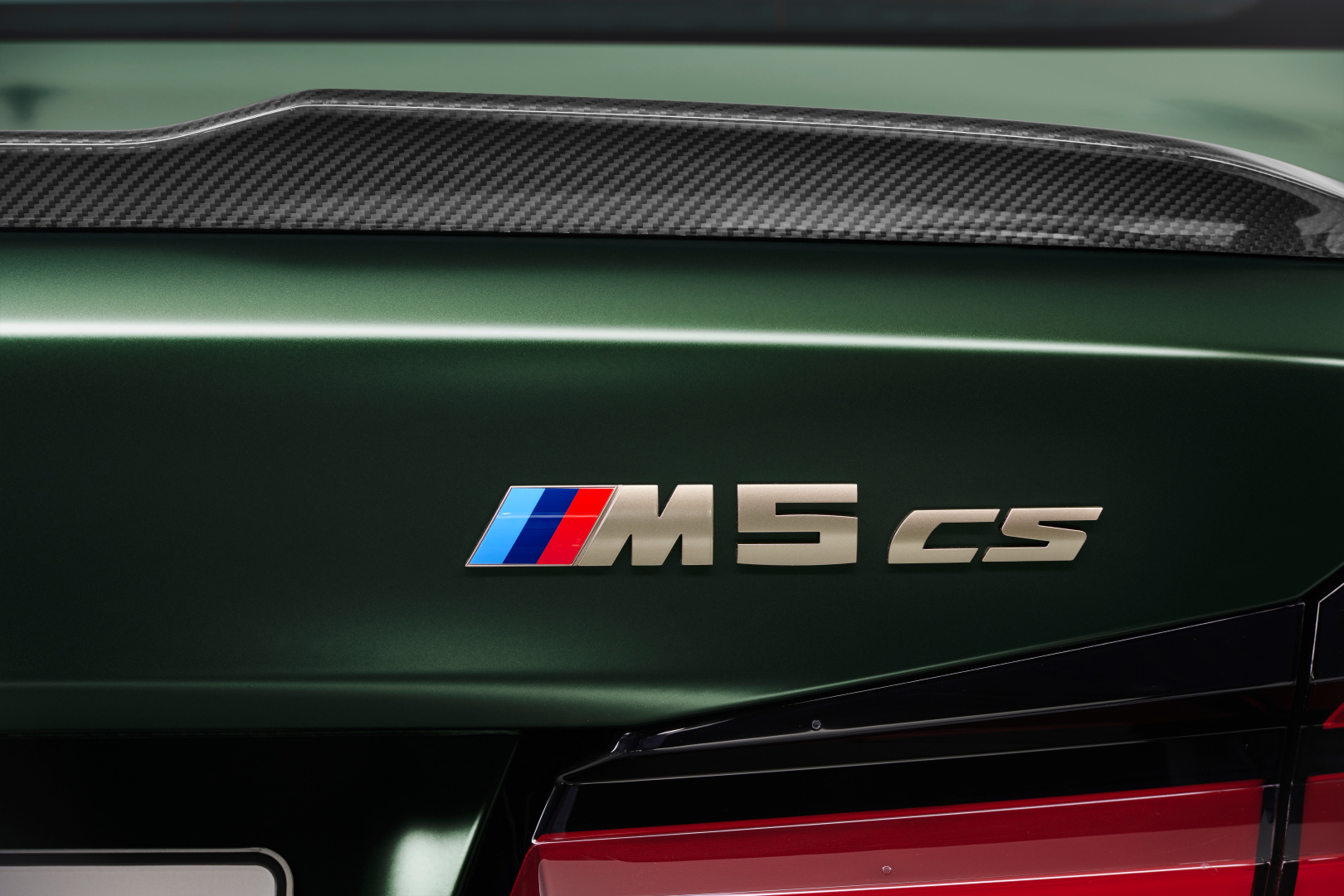 SMALL_P90411362_highRes_the-new-bmw-m5-cs-st